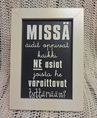 Humoristinen tekstikuva kehyksessä