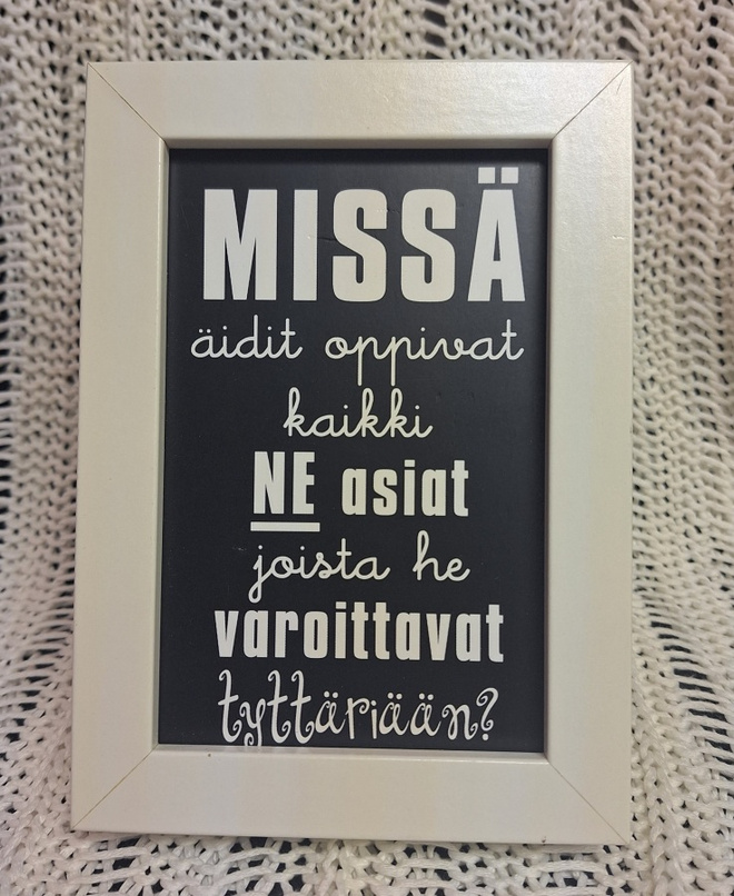 Humoristinen tekstikuva kehyksessä