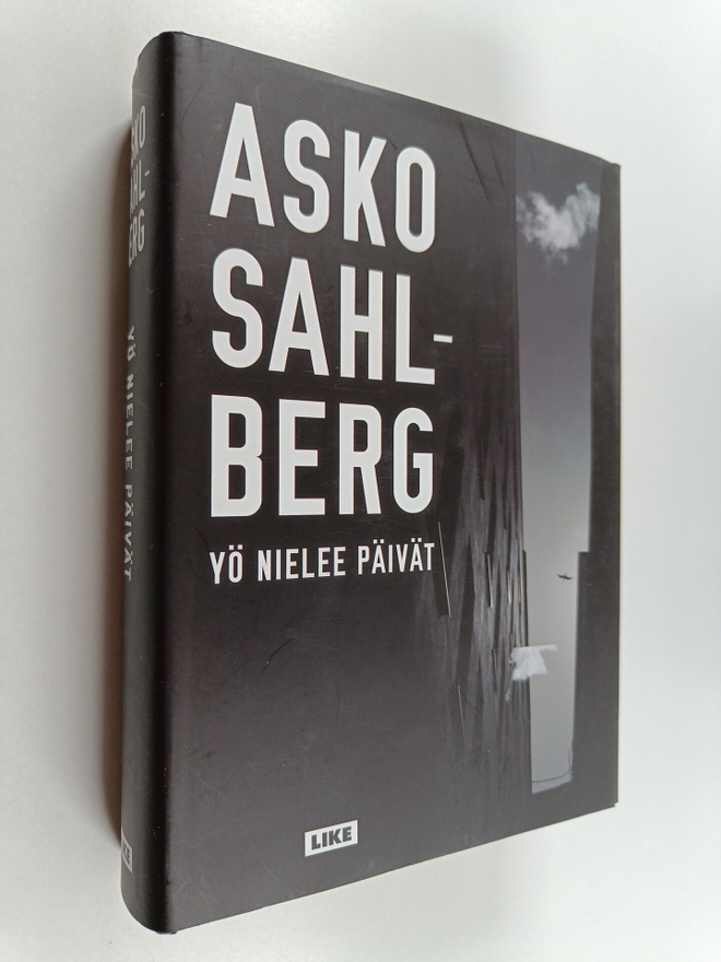 Asko Sahlberg : Yö nielee päivät