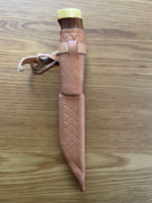 Käsintehty puukko
