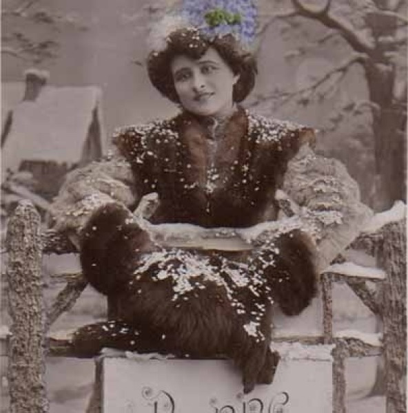 NAINEN / Tyttö maalaistalon lumisessa pihapiirissä. 1900-l.