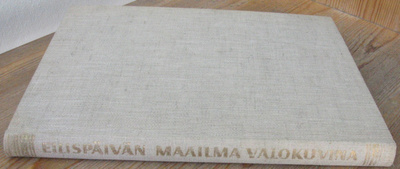 Eilispäivän maailma valokuvina, Tammi 1958. 215 s.