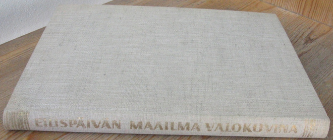 Eilispäivän maailma valokuvina, Tammi 1958. 215 s.