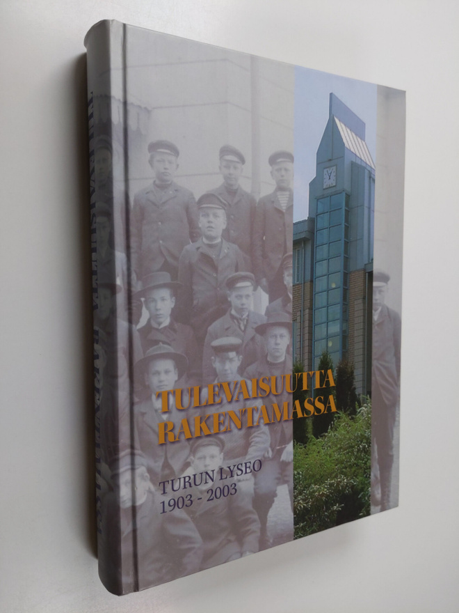 Tulevaisuutta rakentamassa : Turun lyseo 1903-2003