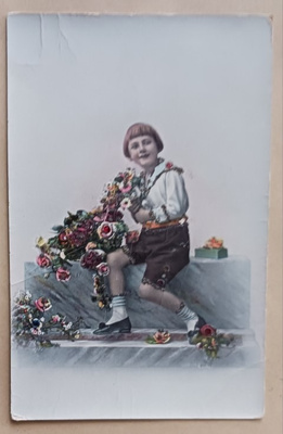 Lapsi tuo valtavasti kukkia ja lahjan onnitteluina p. 1926