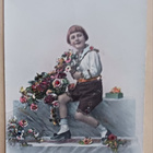 Lapsi tuo valtavasti kukkia ja lahjan onnitteluina p. 1926 - pikkukuva 1