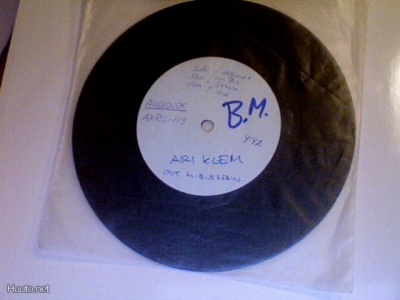ARI KLEM:OOT MIELESSÄIN/KUN MINUUN KOSKETAT:VINYYLI  7" TEST