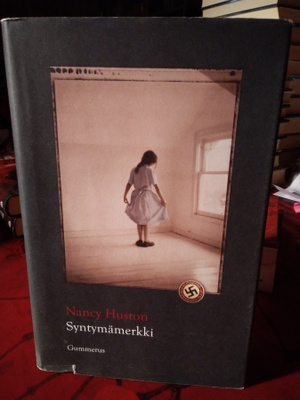 NANCY HUSTON : SYNTYMÄMERKKI