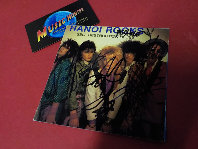 HANOI ROCKS CD BOOKLET NELJÄLLÄ NIMMARILLA
