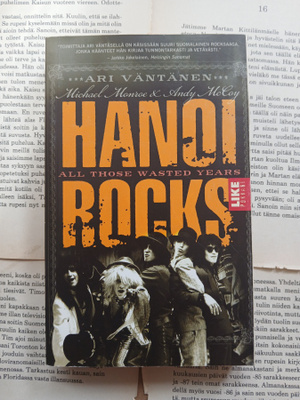 Ari Väntänen - Hanoi Rocks: All Those Wasted Years (pokkari)