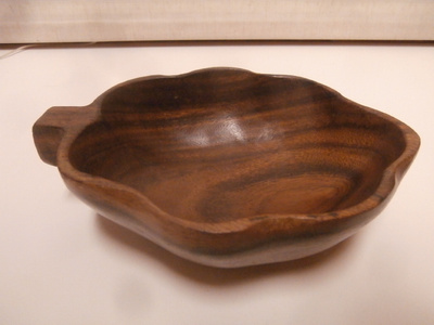 PUUESINE 11. VANHA LEHDENMUOTOINEN TEAK-VATI