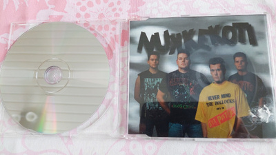CDS Nukkekoti: Älä sano / Mustaan maailmaan Moitteeton kunto