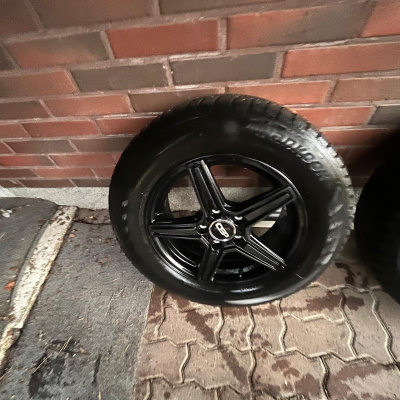 Myydään hyväkuntoiset Hankook-nastarenkaat mustilla alumiini