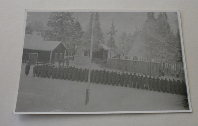 Lipunnosto kasarmilla, talvikuva, ei p.