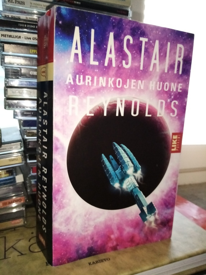 Alastair Reynolds :  AURINKOJEN HUONE ( SIS POSTIKULU)