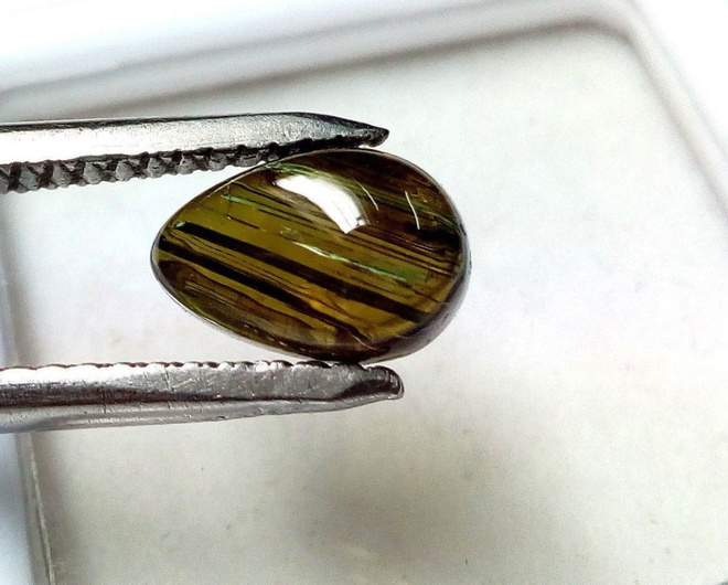 Omalaatuinen rutiili turmaliini 1.37ct vihreä/ruskea päärynä