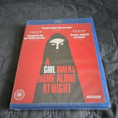 A Girl Walks Home Alone at Night Blu-ray **muoveissa**
