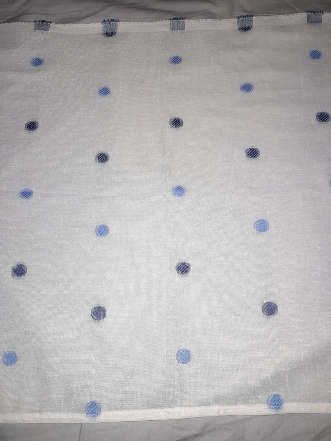 Vaalealla pohjalla sinisiä palloja 51x246cm