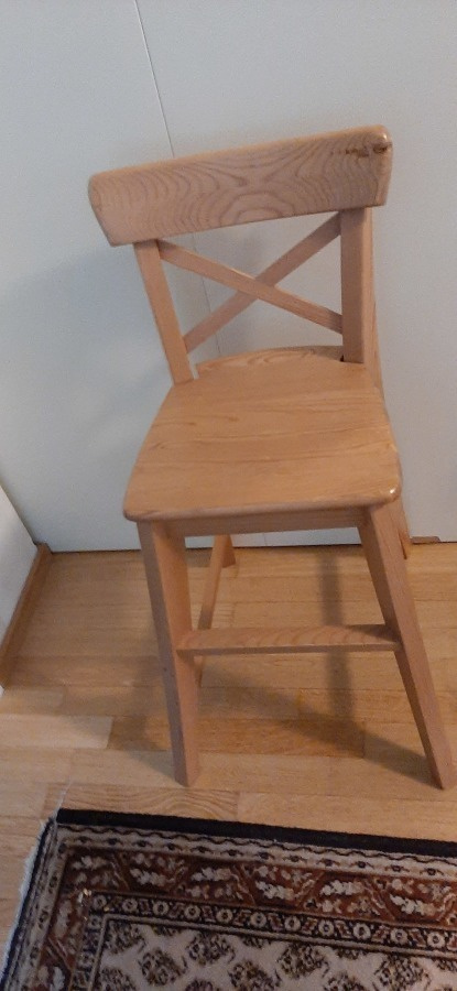 Juniortuoli tai baarituoli, kork. 80 cm