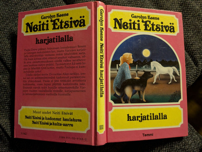 Neiti etsivä karjatilalla