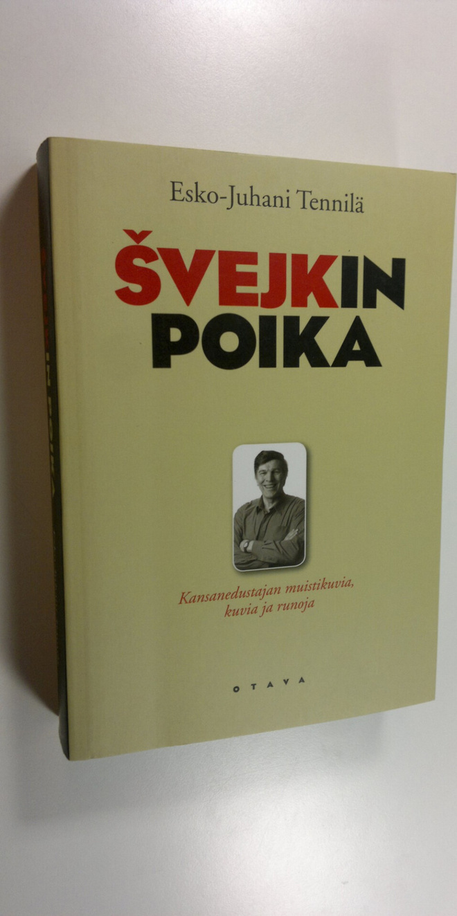 Esko-Juhani Tennilä : Svejkin poika : kansanedustajan mui...