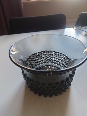 Harmaa/musta näppyläkulho