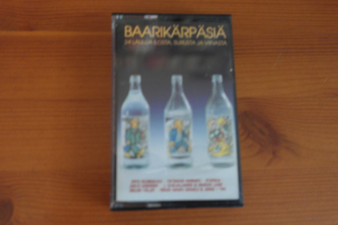 Baarikärpäsiä 1. C-kasetti.