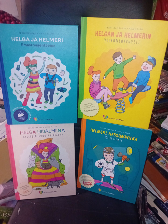 4 kpl MERKITYSKIRJAT sarjaa paketti ( SIS POSTIKULU )