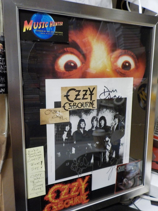 OZZY OSBOURNE TAULU VIIDELLÄ NIMMARILLA