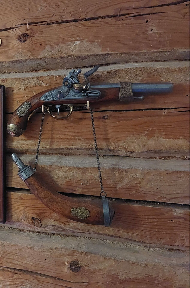 Repro piilukkopistooli Ranskalainen malli 1806 ja ruutisarvi
