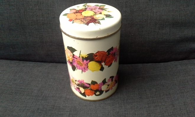 Vanha kukka-aiheinen peltipurkki 14 cm.