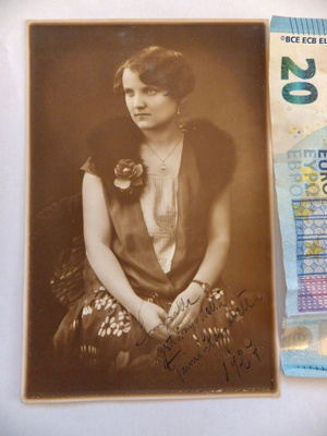 Valokuva Oopperalauaja Taimi Koponen + Omakät. Nimmari 1927