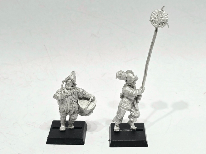 WHFB - Pirazzo's Lost Legion Musician + Standard [G27]