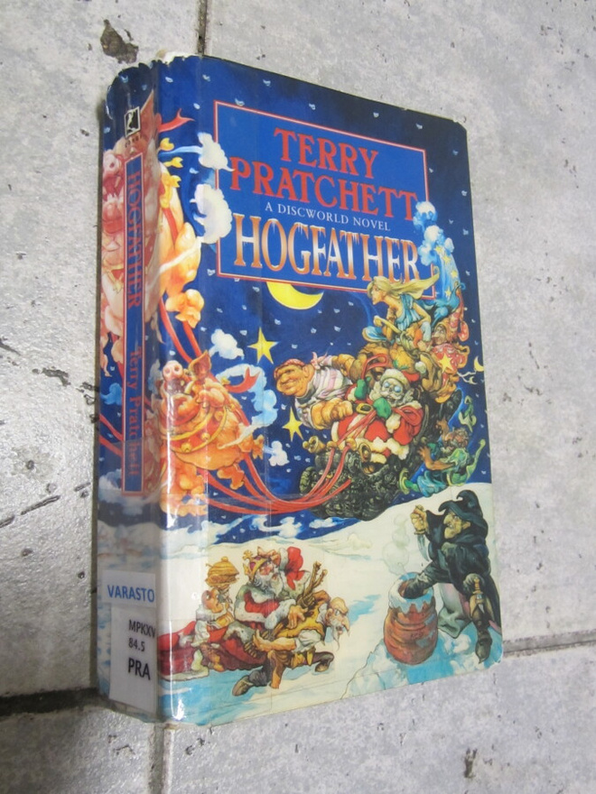 TERRY PRATCHETT - HOGFATHER - Valkoparta Karjupukki