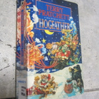 TERRY PRATCHETT - HOGFATHER - Valkoparta Karjupukki - pikkukuva 1