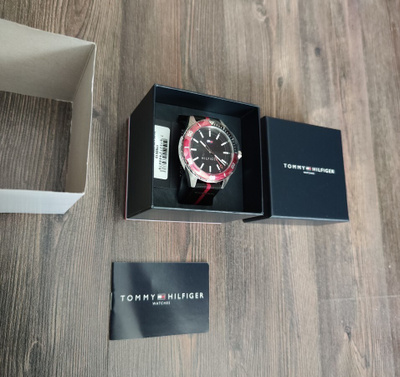 (Uusi) Tommy Hilfiger miesten rannekello