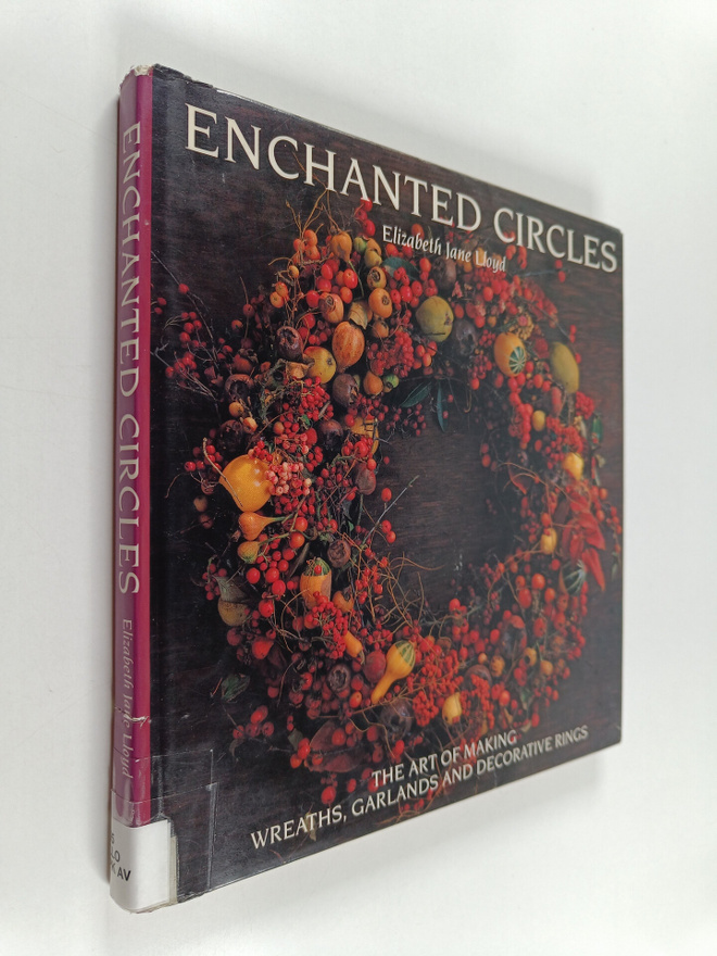 Elizabeth Jane Lloyd : Enchanted circles