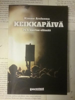 Kimmo Aroluoma - Keikkapäivä: 24 h kiertue-elämää (nid.)