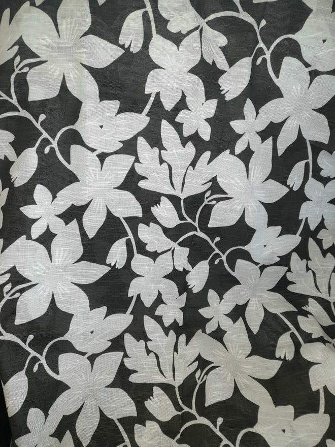Pitkät verhot ,musta vaaleanharmaa kukkakuvio 240x142cm