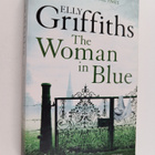 Elly Griffiths : The woman in blue : a Dr Ruth Galloway m... - pikkukuva 1