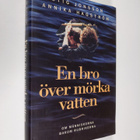 Stig Jonsson : En bro över mörka vatten : om människorna ... - pikkukuva 1
