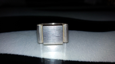 Design Lahden Kultakoru, Hopea kantasormus KNK 830 Y7