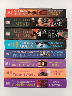 Richelle Mead : Richelle Mead setti (8 kirjaa)