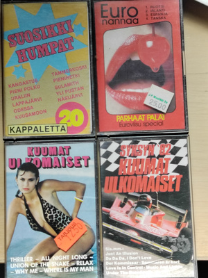 4 kpl eri esittäjiä kasetteja