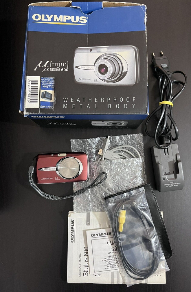 Olympus [mju:] DIGITAL 600 6MP Ruby Red -digikamera