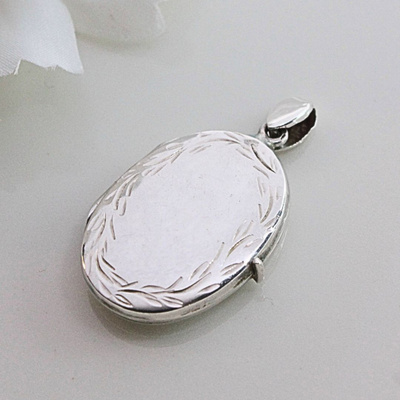 Hopeinen medaljonki