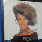 KYLIE MINOGUE TAULU NIMMARILLA - pikkukuva 1