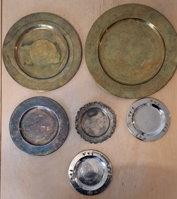 Metalliset lautaset.
