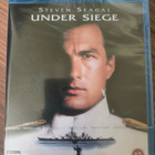 BLU-RAY: UNDER SIEGE (KAAPPAUS MERELLÄ) (UUSI/MUOVEISSA) - pikkukuva 1
