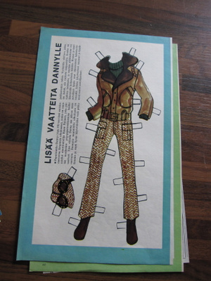 APU PAPERINUKKESIVU LISÄÄ VAATEITA DANNYLLE V 1968